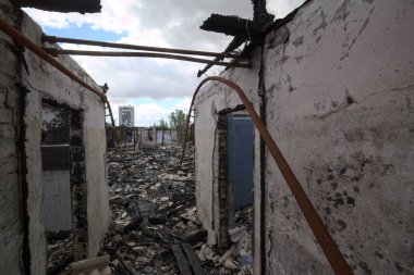 Paslı bir yanık aşağı ev kalıntıları