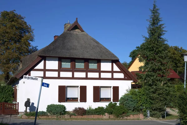 Ψάθινη σπίτι στο Hanshagen, Μεκλεμβούργο-Δυτική Πομερανία, Γερμανία — Φωτογραφία Αρχείου
