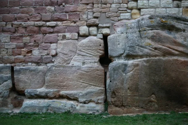 Старая и неправильная каменная стена, используемая в качестве фона — стоковое фото