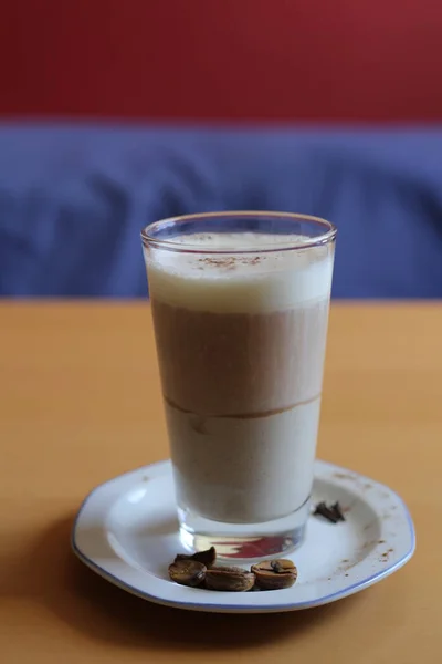 Bebida de café em camadas com três fundo colorido — Fotografia de Stock