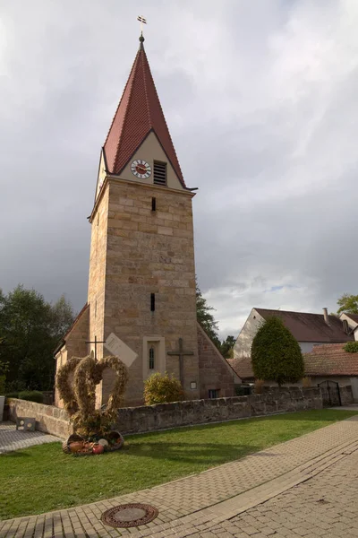 Katholische Filialkirche Mariae Verkuendigung (katolsk dotterkyrka) i Hofstetten (Hilpoltstein), Tyskland — Stockfoto