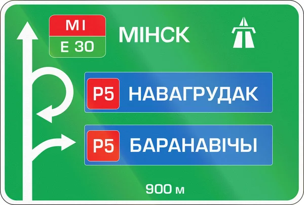 Señal de dirección bielorrusa en una carretera — Foto de Stock