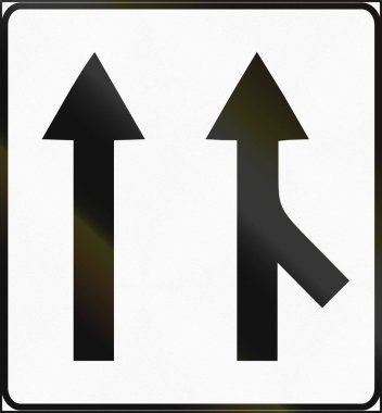 Estonya - iki şerit ve birleştirme kullanılan yol işareti