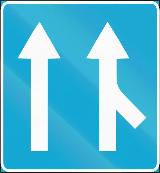 Дорожный знак, используемый в Эстонии - Две полосы и слияние — стоковое фото