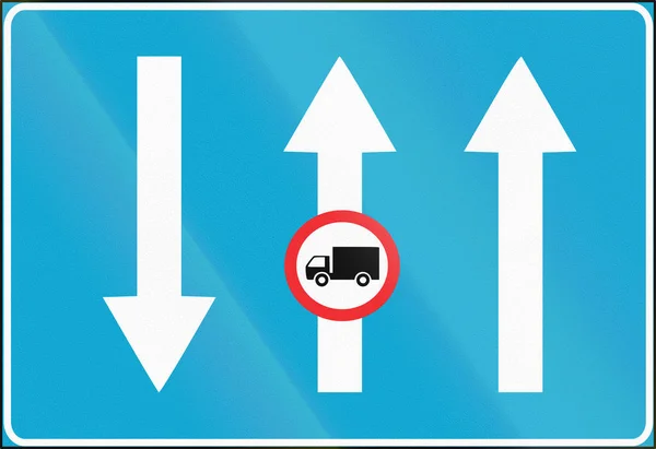 Panneau routier informatif estonien - voies disponibles avec circulation opposée — Photo