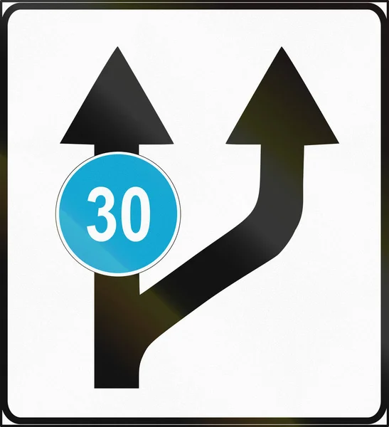 Znak drogowy używany w Estonii - zmiany w dostępnych pasów z minimalną prędkością — Zdjęcie stockowe