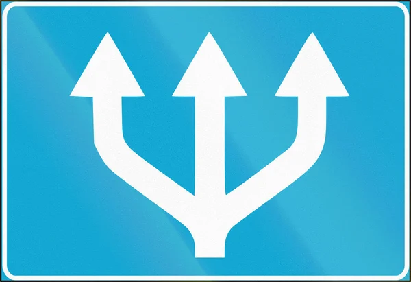 Señal de tráfico utilizada en Estonia - Comienzan tres carriles —  Fotos de Stock
