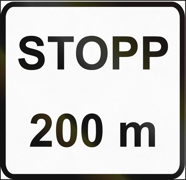 Естонська-додаткові дорожній знак - зупинка в 200 метрах — стокове фото