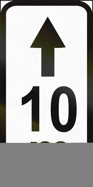 Дополнительный дорожный знак Эстонии - действует на 10 метров впереди знака — стоковое фото