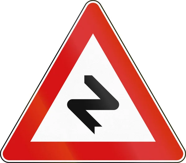 Дорожный знак используется на Мальте - Опасные кривые вправо — стоковое фото