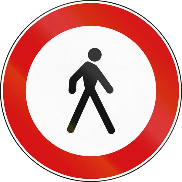 Дорожній знак, що використовується в Мальта - ні пішоходів — стокове фото
