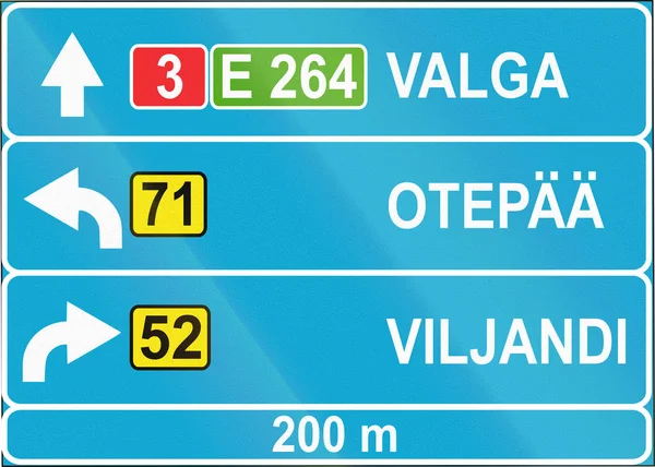 Estniska informationssyftet vägskylt med vägbeskrivningar och resmål — Stockfoto