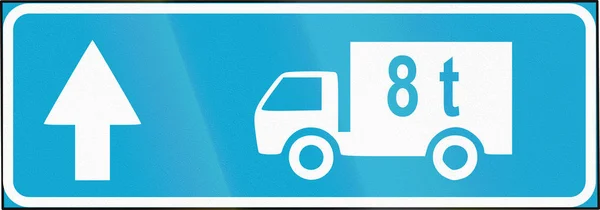 Estoński informacyjnym znak z trasy dla samochodów ciężarowych — Zdjęcie stockowe