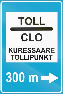 Estonya servis yolu işaret - üst kelimeler otoyol Estonya dili ve İngilizce demek, daha düşük kelime Kuressaare gümrük noktası
