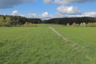 Hilpoltstein, Almanya - 18 Nisan 2017: Scheitelhaltung, Rhine-Main-tuna kanalı, Avrupa bir dönüm noktası işaretleme bir granit duvar