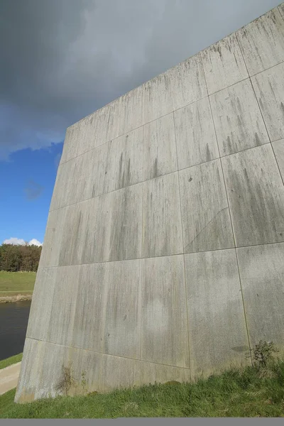 Hilpoltstein, Almanya - 18 Nisan 2017: Scheitelhaltung, Rhine-Main-tuna kanalı, Avrupa bir dönüm noktası işaretleme bir granit duvar — Stok fotoğraf