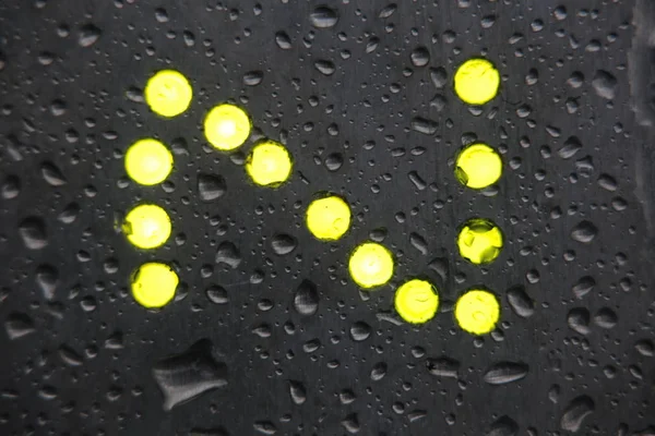 LEDs em uma superfície metálica com gotas de água — Fotografia de Stock