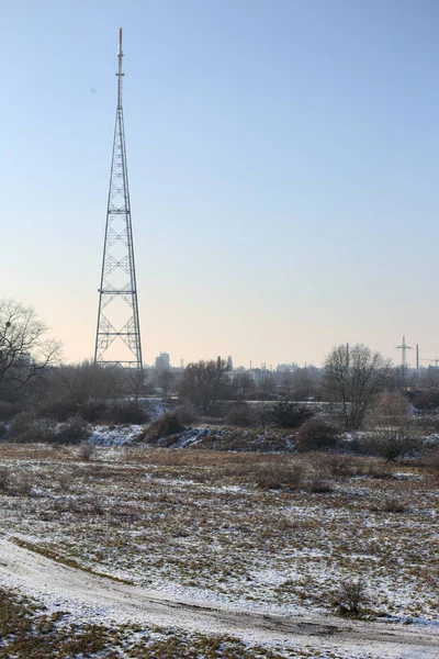 Torre radio a Magdeburgo, Germania, in un paesaggio invernale — Foto Stock
