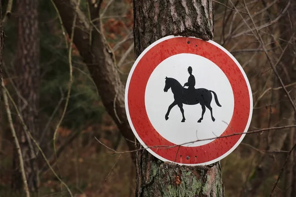 Segnale stradale interno che vieta la circolazione dei cavalieri — Foto Stock