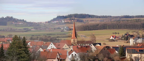 Panorama della città bavarese di Thalmaessing in Germania. Due colpi con tempo diverso sono stati cuciti insieme — Foto Stock