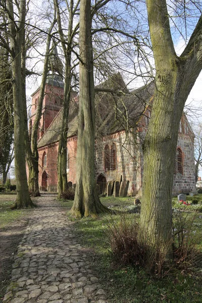 Iglesia y cementerio en Gross Kiesow, Mecklemburgo-Vorpommern, Alemania — Foto de Stock