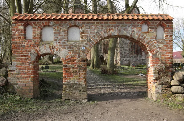 Friedhofsportal in Groß Kiesow, mecklenburg-vorpommern — Stockfoto