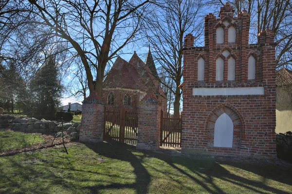 Iglesia y capilla de peregrinos en Levenhagen, Mecklemburgo-Vorpommern, Alemania —  Fotos de Stock