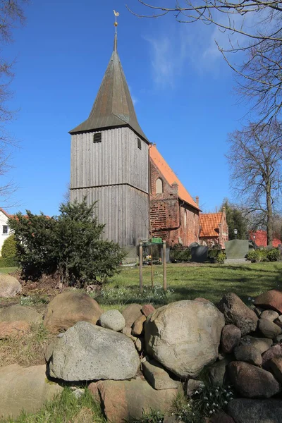 Igreja em Levenhagen, perto de Greifswald, Mecklemburgo-Pomerânia Ocidental, Alemanha — Fotografia de Stock