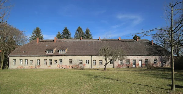 Ancien bâtiment de logistique et officiers sur le terrain du palais à Griebenow, Mecklembourg-Poméranie-Occidentale, Allemagne — Photo