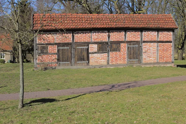 Bażant dawnej stodole na terenie pałacu w Griebenow, Meklemburgia-Pomorze Przednie, Niemcy — Zdjęcie stockowe