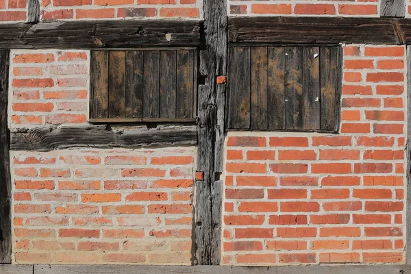 Detalle de una pared de entramado de madera a la luz del sol — Foto de Stock