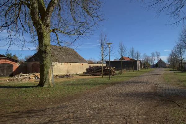 Dawne przewozu Dom i stodoła na terenach pałacowych w Griebenow, Mecklenburg-Vorpommern, Niemcy — Zdjęcie stockowe