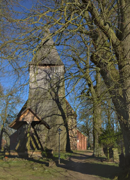 Eglise avec clocher en bois à Dersekow, Mecklembourg-Poméranie Occidentale, Allemagne — Photo