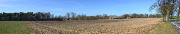 Pola i farmy w Strellin w pobliżu Greifswald, Mecklenburg-Vorpommern, Niemcy — Zdjęcie stockowe