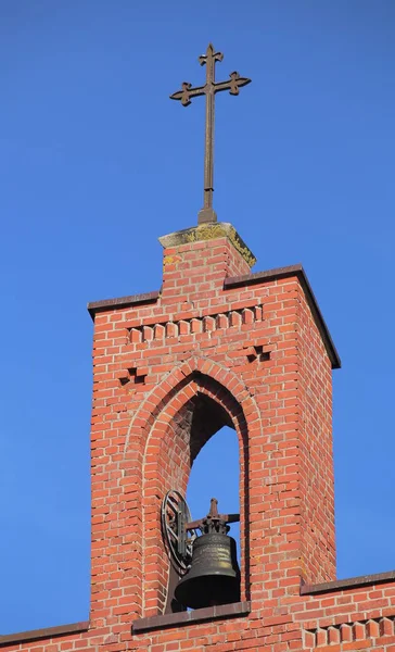 Bell och kors av klinker kyrkan i Koelzin, Mecklenburg-Vorpommern, Tyskland — Stockfoto