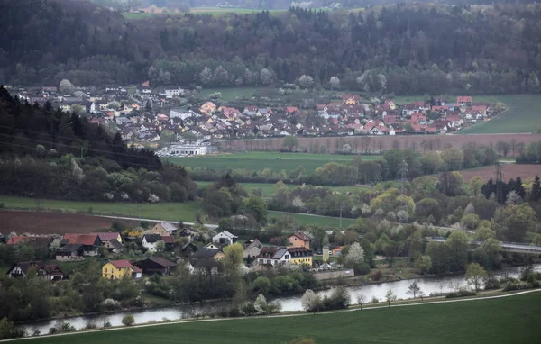 Vista desde Wolfsberg cerca de Dietfurt en Alemania. Griesstetten y Toeging se pueden ver — Foto de Stock