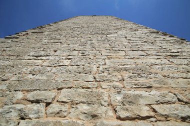 Bir kale yukarı doğru görünümünü olağandışı geniş açı tutun