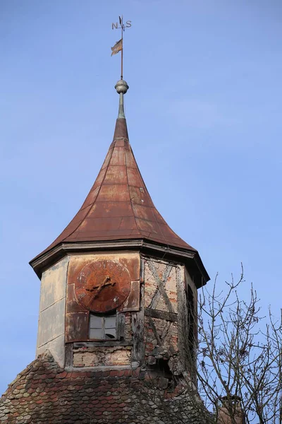 Κορυφή του μια έρημη πύργος με ρολόι — Φωτογραφία Αρχείου
