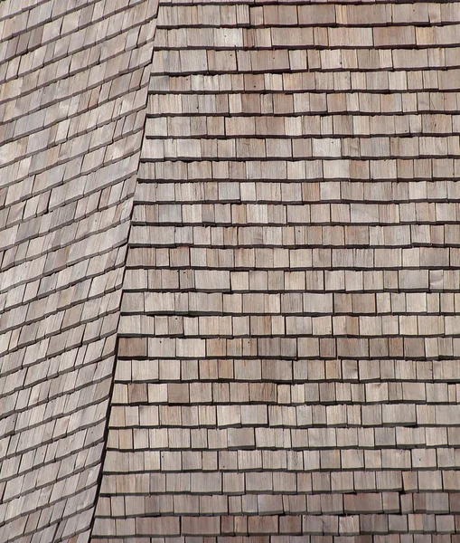 Detail der hölzernen Dachziegel als Hintergrund oder Textur verwendbar — Stockfoto