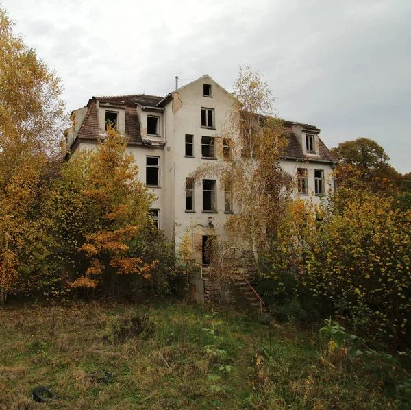 Разрушенный санаторий, давно заброшенный и заросший природой — стоковое фото