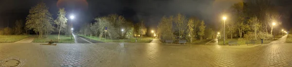 360 fokos éjszakai panoráma sétány metszéspontja Greifswald, Németország — Stock Fotó