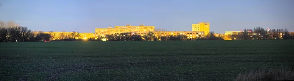 Lange blootstelling nacht panorama van voorstedelijke Plattenbau Kanton Greifswald, Duitsland — Stockfoto