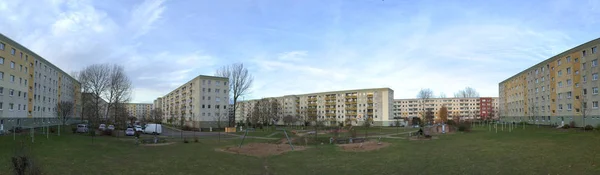 Halaman belakang kompleks Plattenbau dengan taman bermain dan tempat parkir di Greifswald, Jerman — Stok Foto