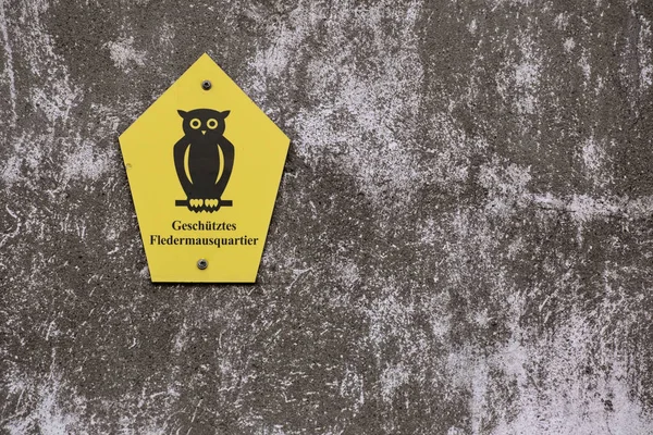 Gufo ufficiale tedesco che segna una zona di protezione della natura. Il testo significa casa protetta pipistrello — Foto Stock