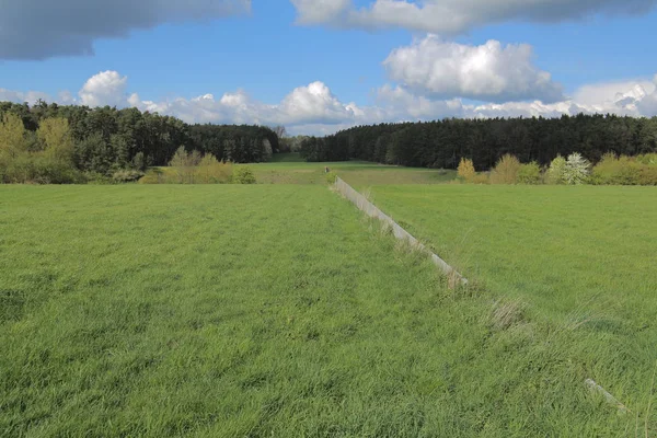 Hilpoltstein, Almanya - 18 Nisan 2017: Scheitelhaltung, Rhine-Main-tuna kanalı, Avrupa bir dönüm noktası işaretleme bir granit duvar