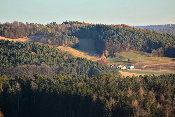 Zobrazit na kopcích s městem Appenstetten v Bavorsku, Německo — Stock fotografie