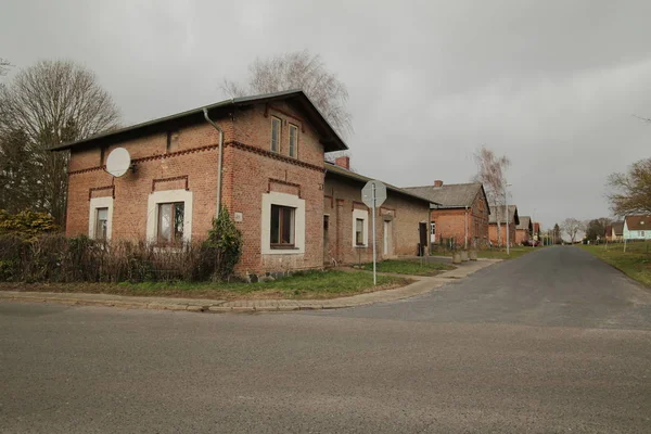 Fila de casas listadas como monumentos em Dargezin, Mecklenburg-Vorpommern, Alemanha — Fotografia de Stock