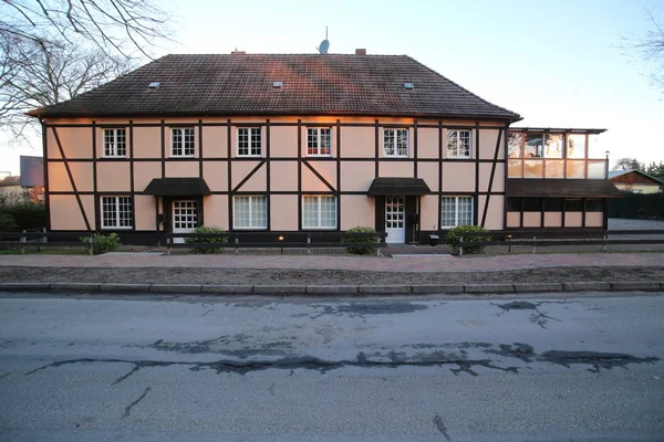 Twee verdiepingen vakwerkhuis in Weitenhagen, Mecklenburg-Vorpommern, Germany — Stockfoto