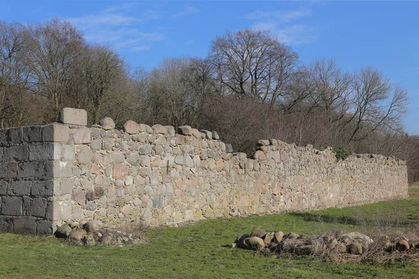 Restos de calçada de um garanhão royal, listado como monumento, em Wrangelsburg, Mecklenburg-Vorpommern, Alemanha — Fotografia de Stock