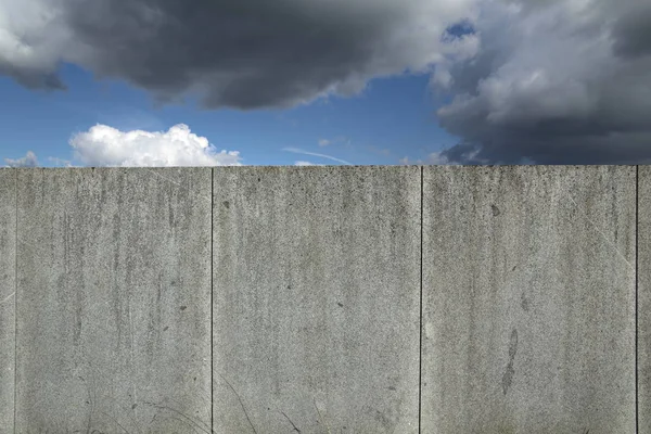 Mur de granit avec paysage nuageux et ciel bleu — Photo